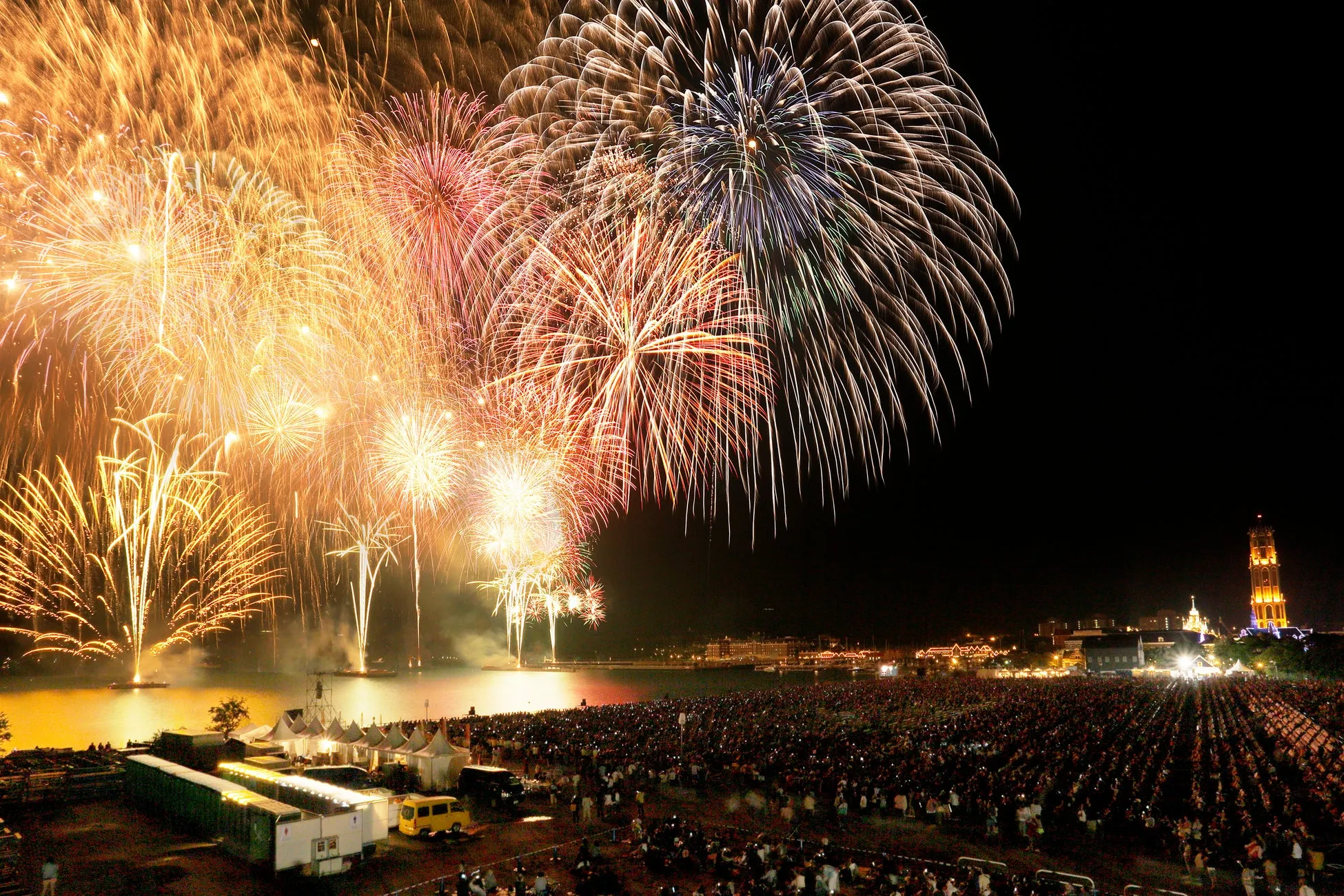 花火大会で夜空を彩る大輪の花火