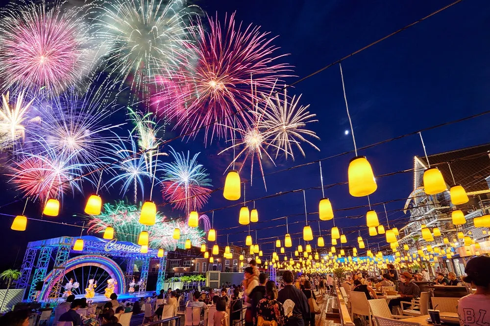 九州一大花火まつりで夜空を彩る花火