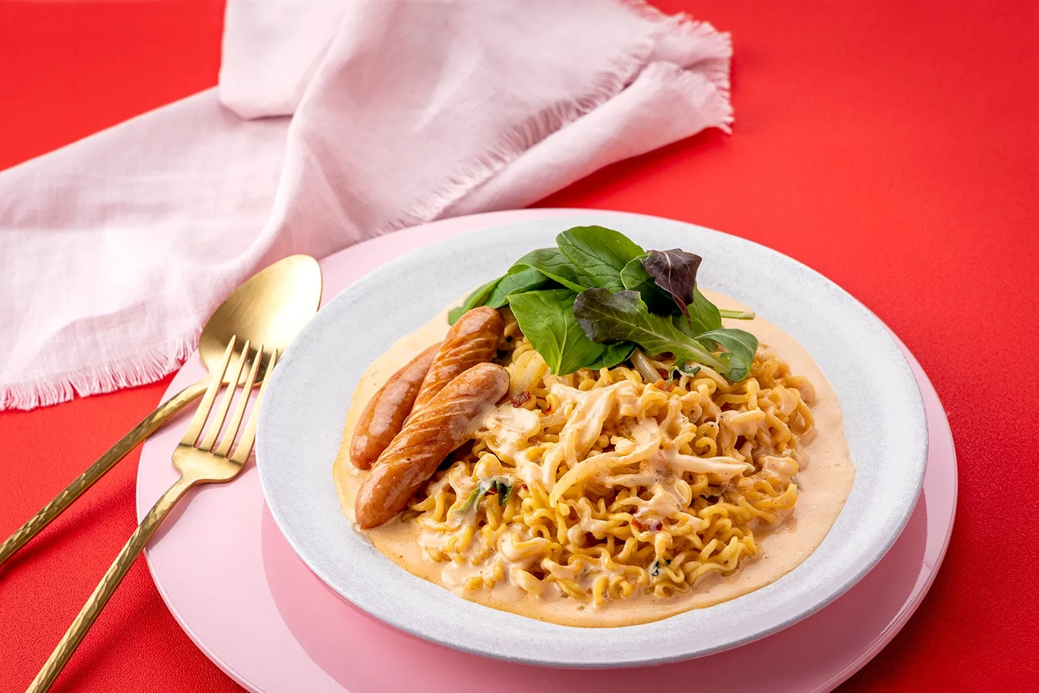 辛ラーメン ロゼソースとソーセージの盛り付け