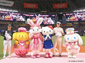 ハローキティが始球式！限定ユニフォームも配布された「ピン...