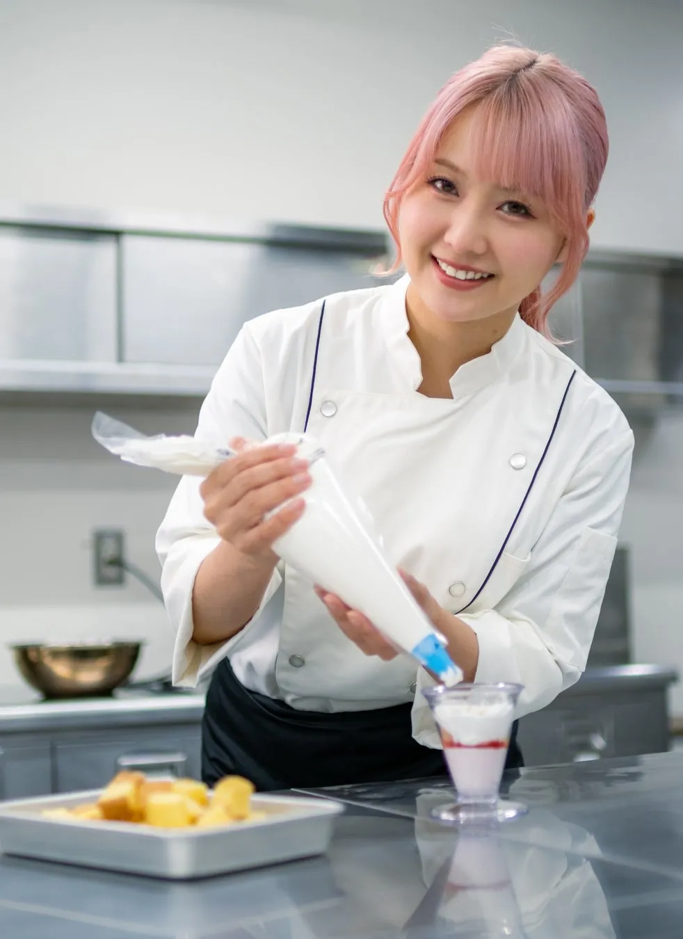 桃すぎるパフェを準備する女性シェフ