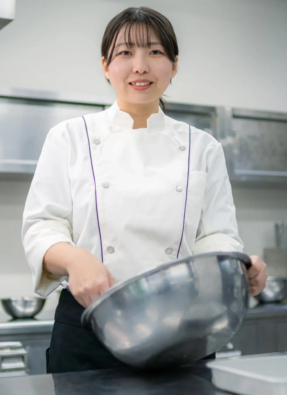 桃すぎるパフェを準備するシェフ
