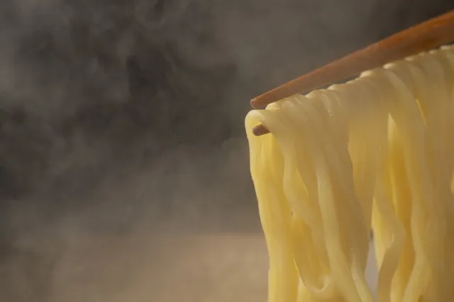湯気の中のラーメンの麺