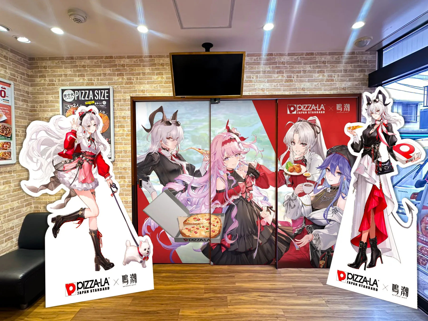 鳴潮とピザーラのキャラが描かれた店内ディスプレイ