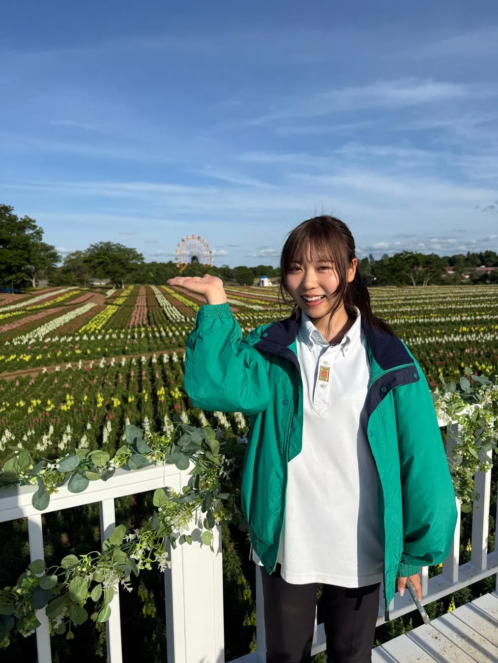 東京ドイツ村の花畑と観覧車を背景にした女性