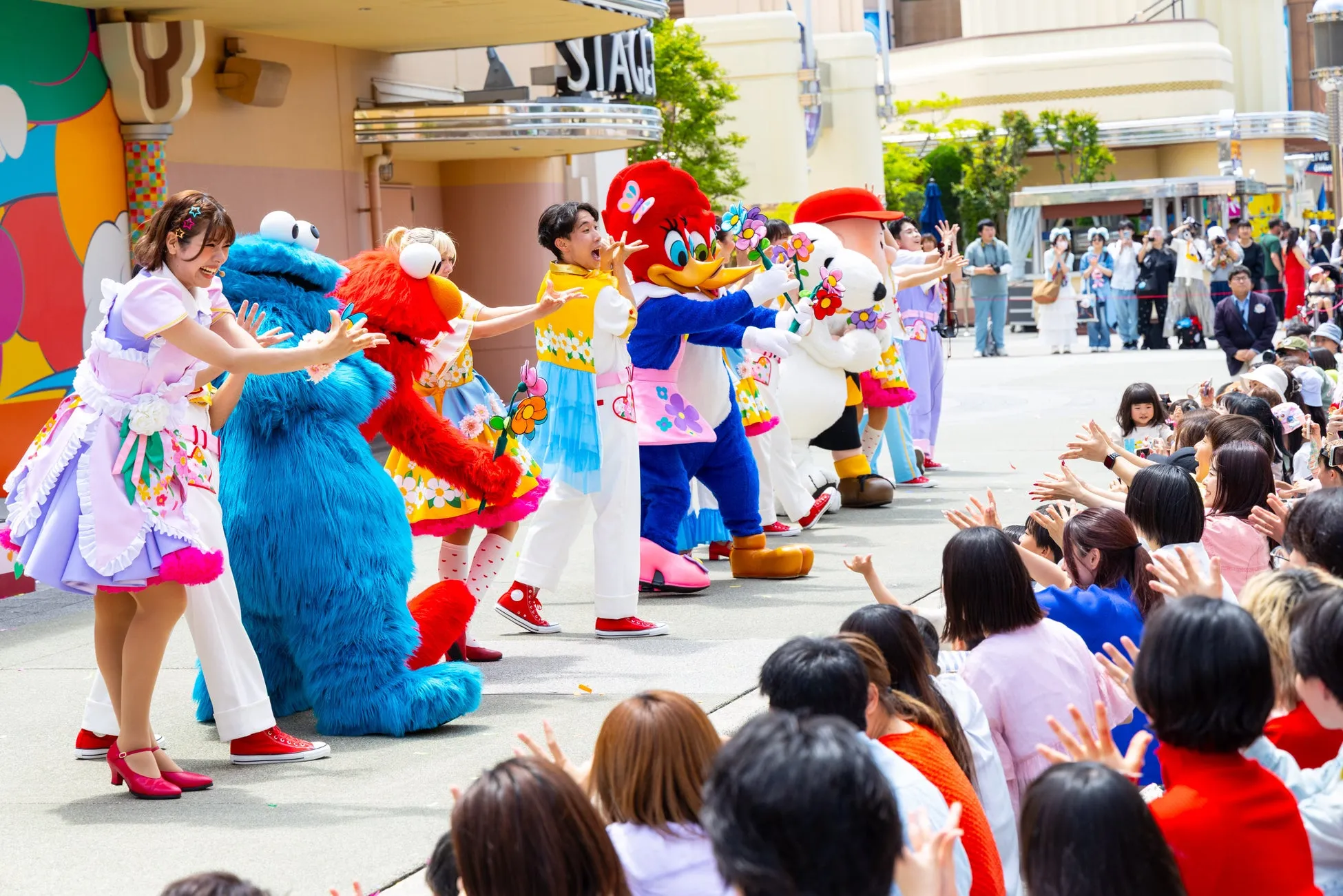 ユニバーサル・スタジオ・ジャパンでキャラクターたちが観客と交流