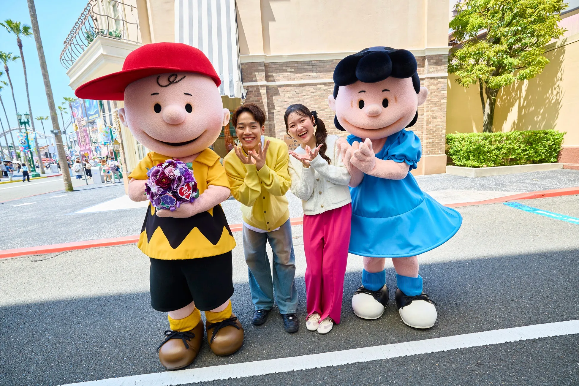 ユニバーサル・スタジオ・ジャパンのキャラクターと来場者