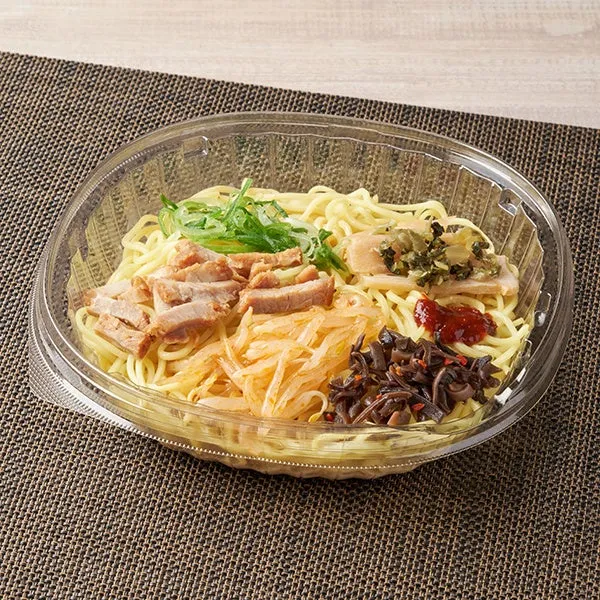 透明容器に入ったトッピングたっぷりの冷し麺