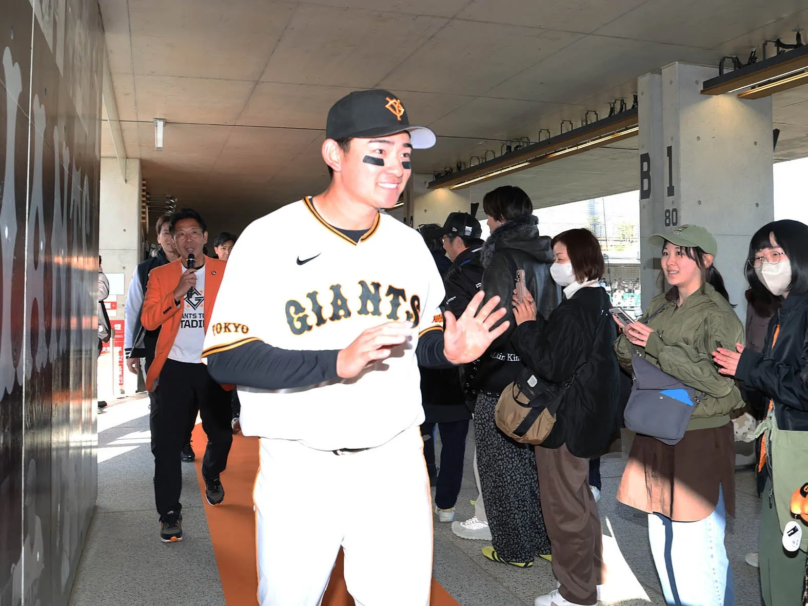 野球選手が観客に手を振るシーン