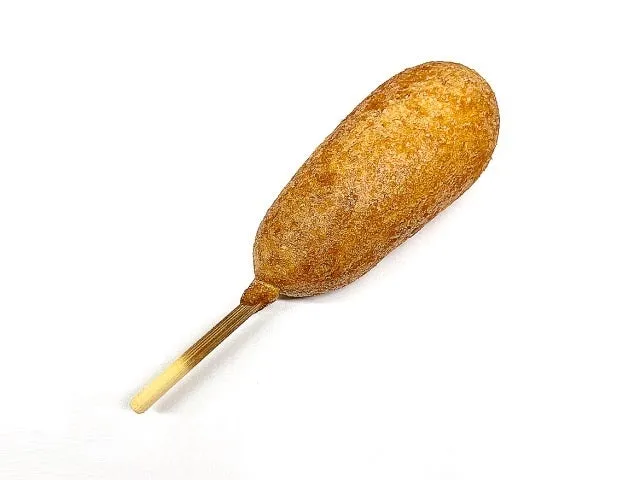 スティックに刺さったホットドッグ