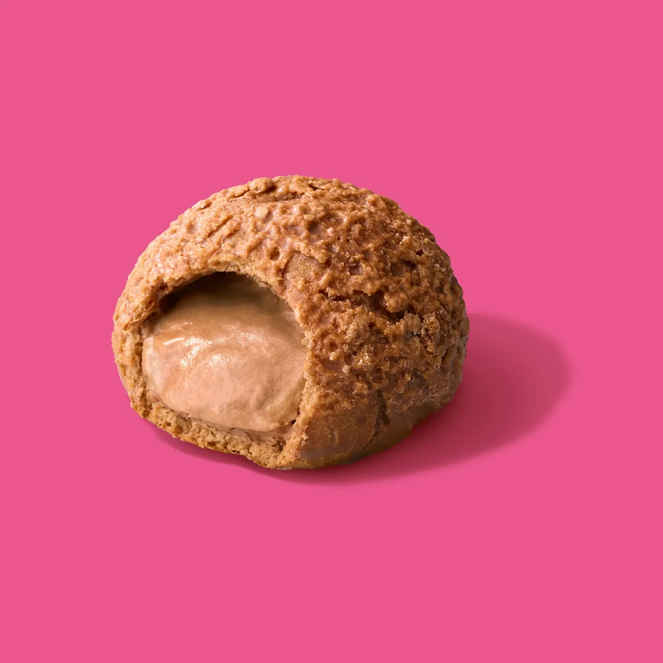ピンク背景のシュークリーム