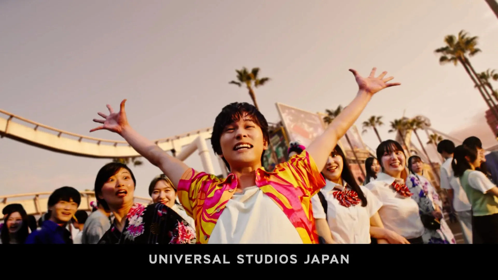 ユニバーサル・スタジオ・ジャパンの夏祭りを楽しむ人々