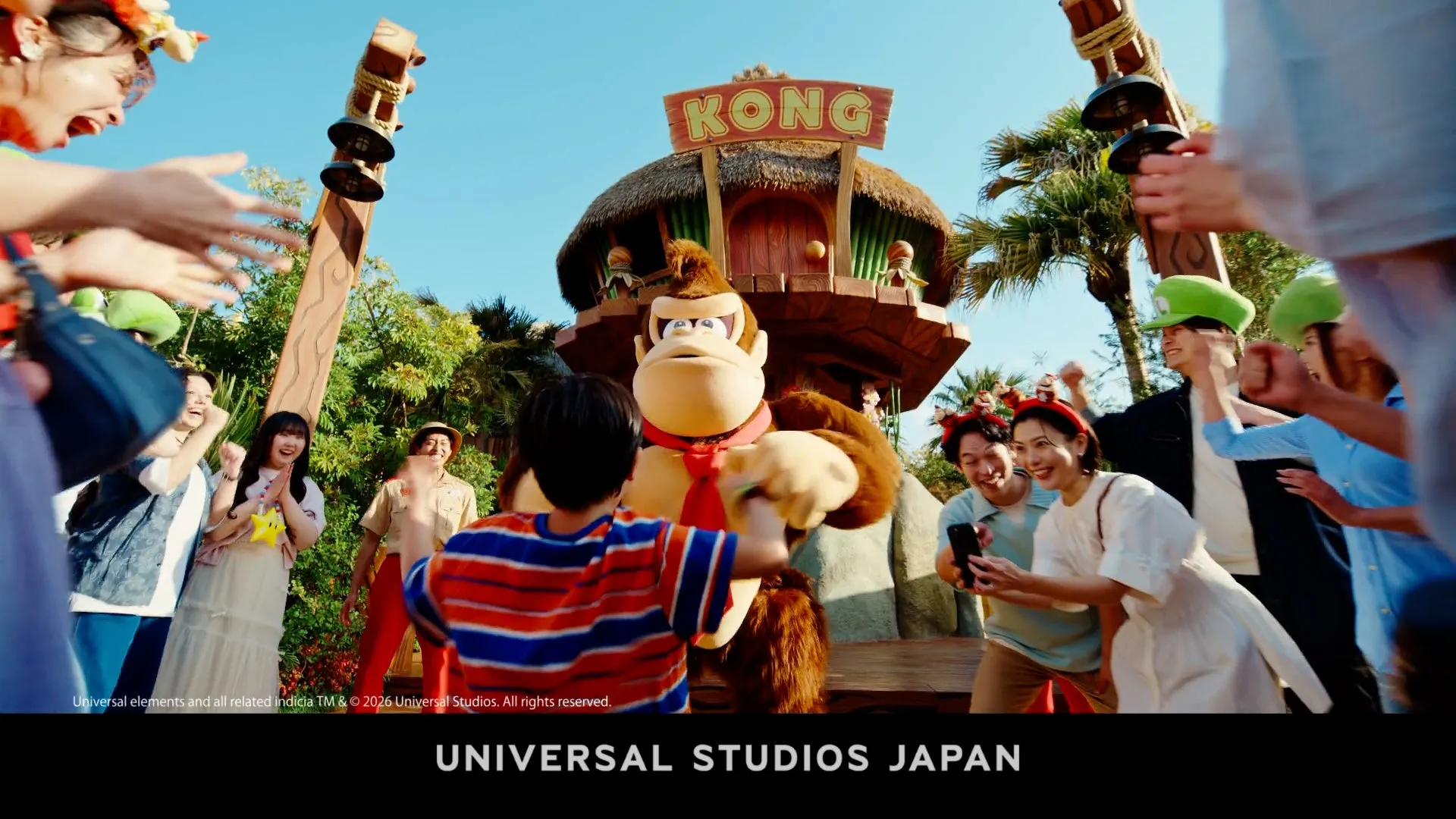 ユニバーサル・スタジオ・ジャパンで夏祭りを楽しむ人々とキャラクター