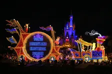 東京ディズニーランド・エレクトリカルパレード・ドリームライツが25周年！時代を彩る夜のパレードの軌跡