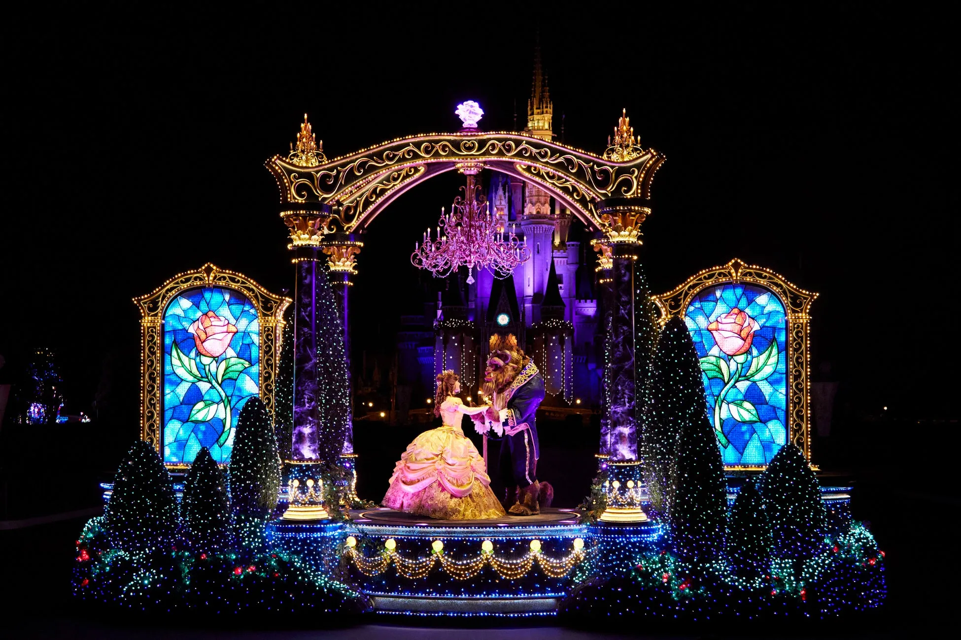 東京ディズニーランド・エレクトリカルパレードのベルと野獣のフロート