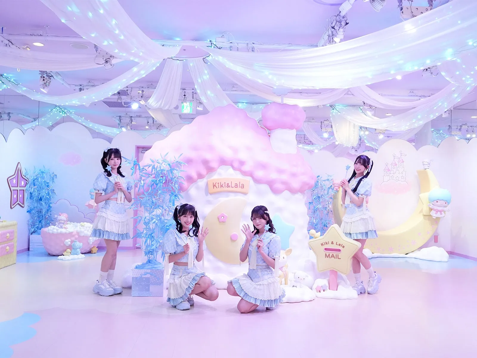 Kiki&Lalaの装飾があるピューロランドでポーズをとる≒JOYのメンバー