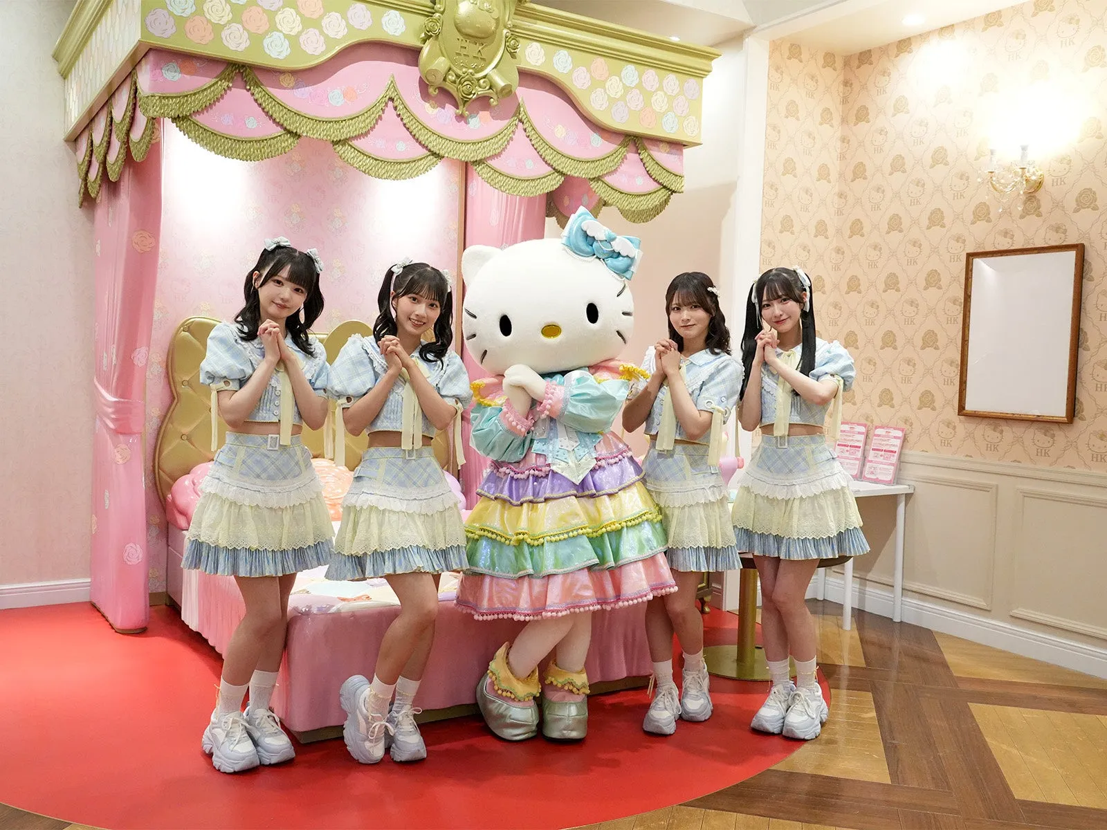 キャラクターとポーズを取る≒JOYメンバー