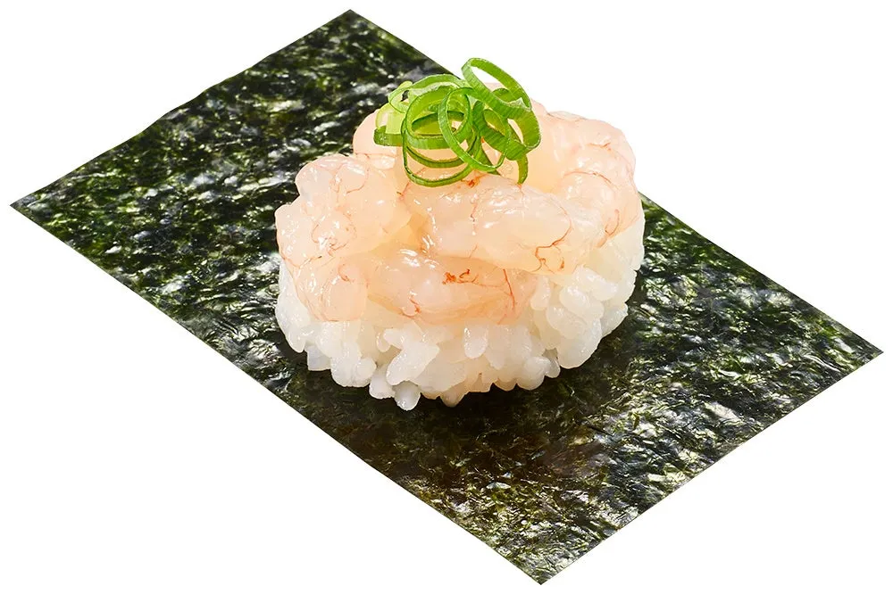 海苔の上に乗ったネギ添えエビ寿司