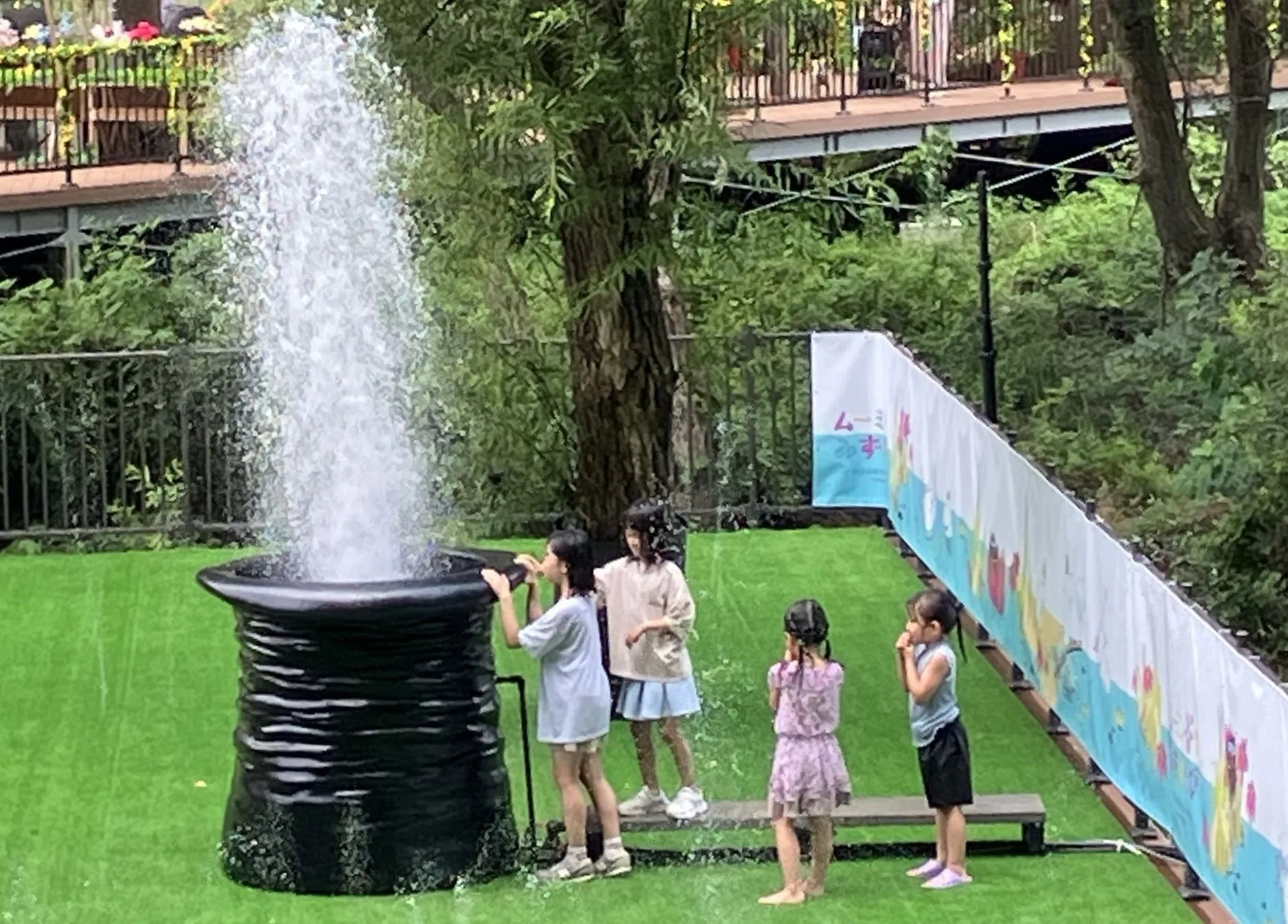 ムーミンバレーパークで水遊びをする子供たち