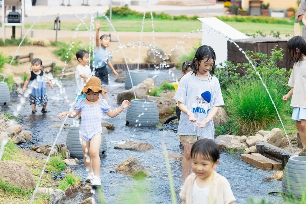 ムーミンバレーパークで水遊びをする子どもた