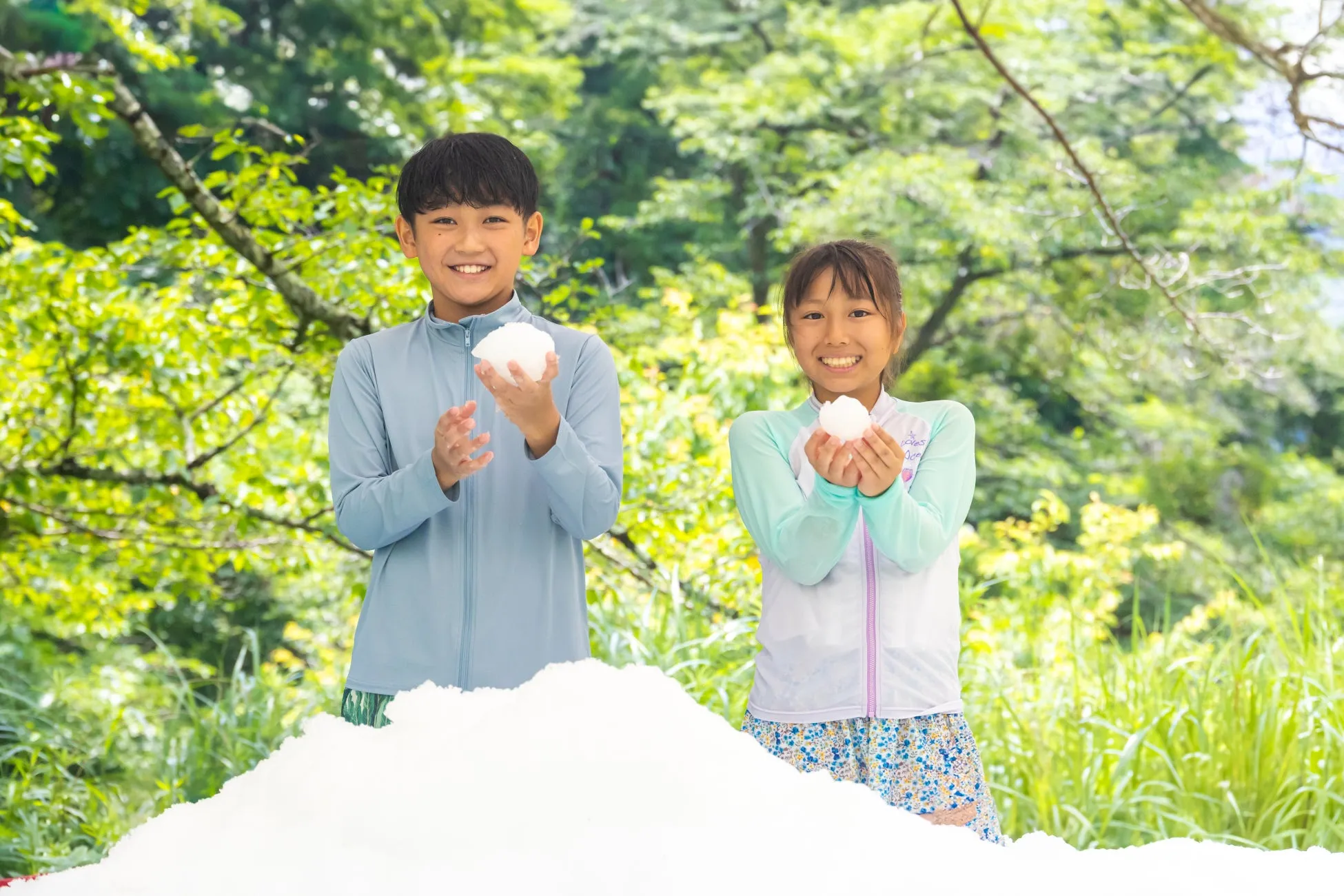 雪玉を持つ子供たち
