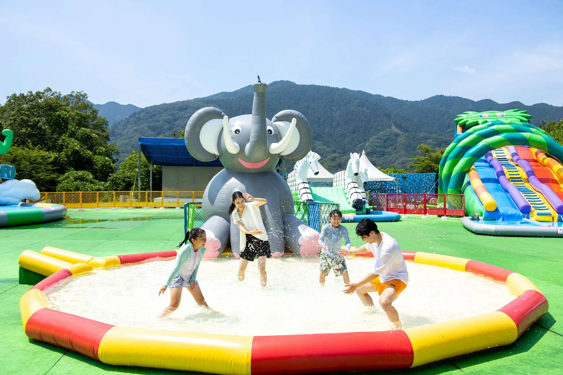 スプラッッッシュカーニバルで水遊びする子供たち
