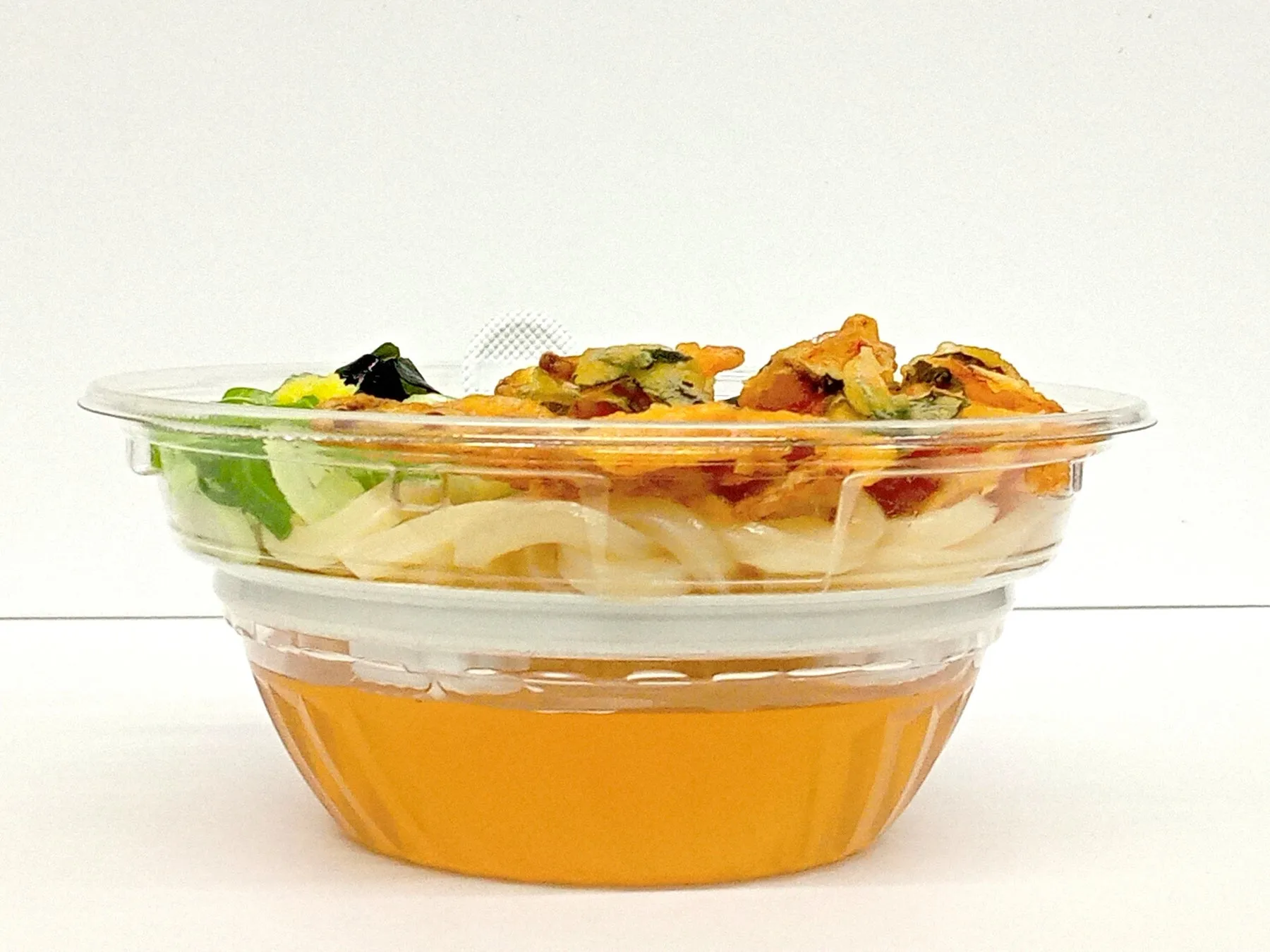 透明な容器に入った新商品の冷かけうどん