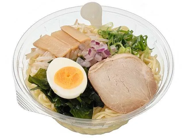 冷やしラーメンの具材と盛り付け
