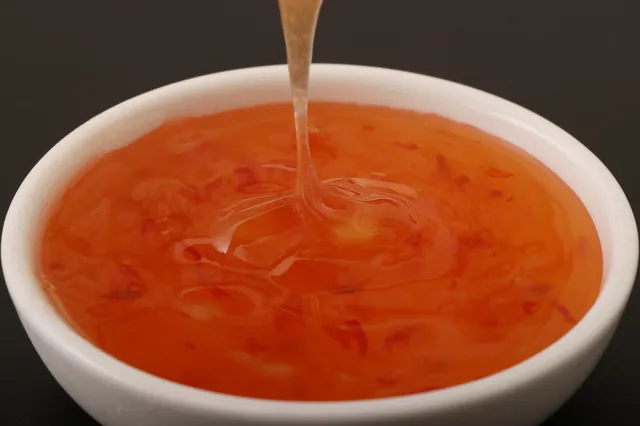 スイートチリソースが注がれた小皿