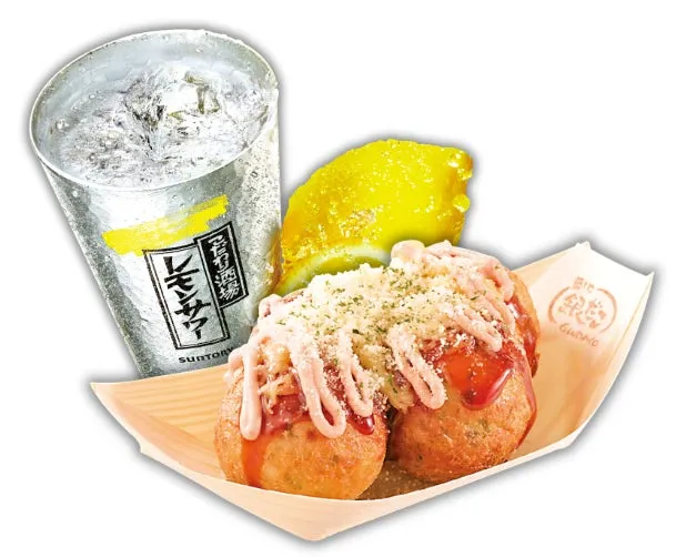 こだわり酒場のレモンサワーとチーズ明太子たこ焼き（4個入り）