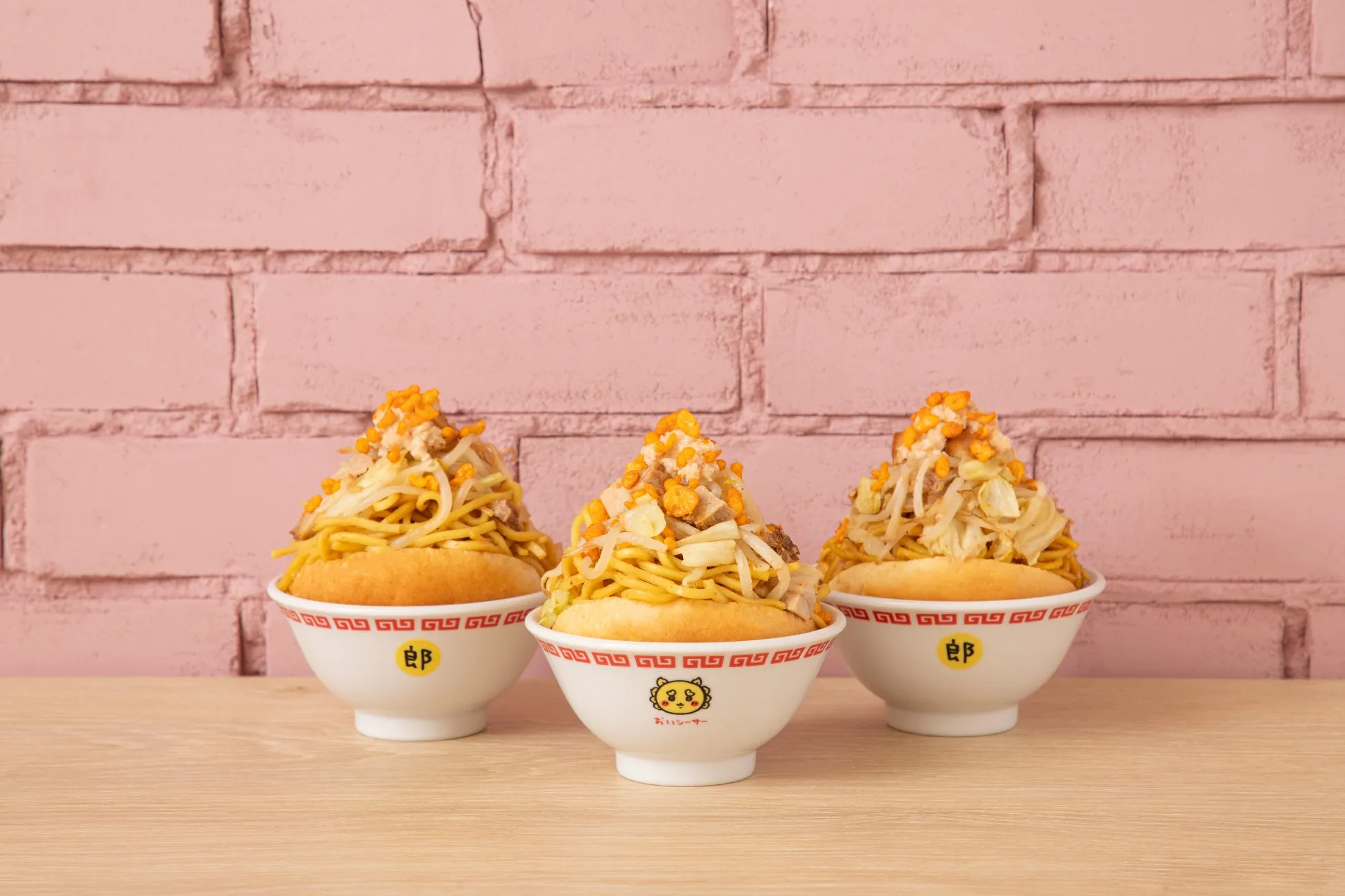 郎パン 『ちいかわ』に登場する「郎」で提供されるラーメンをイメージした食事系パンスーベニアどんぶり付き