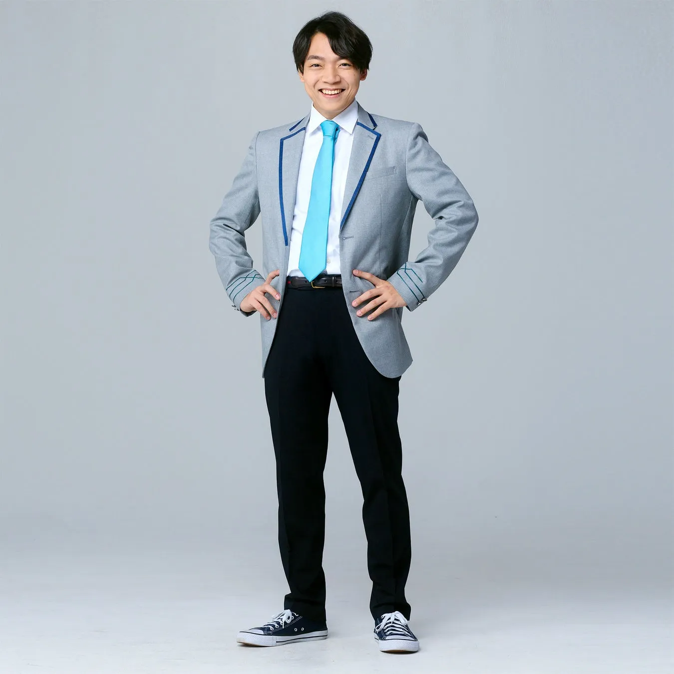 グレーのジャケットを着た人