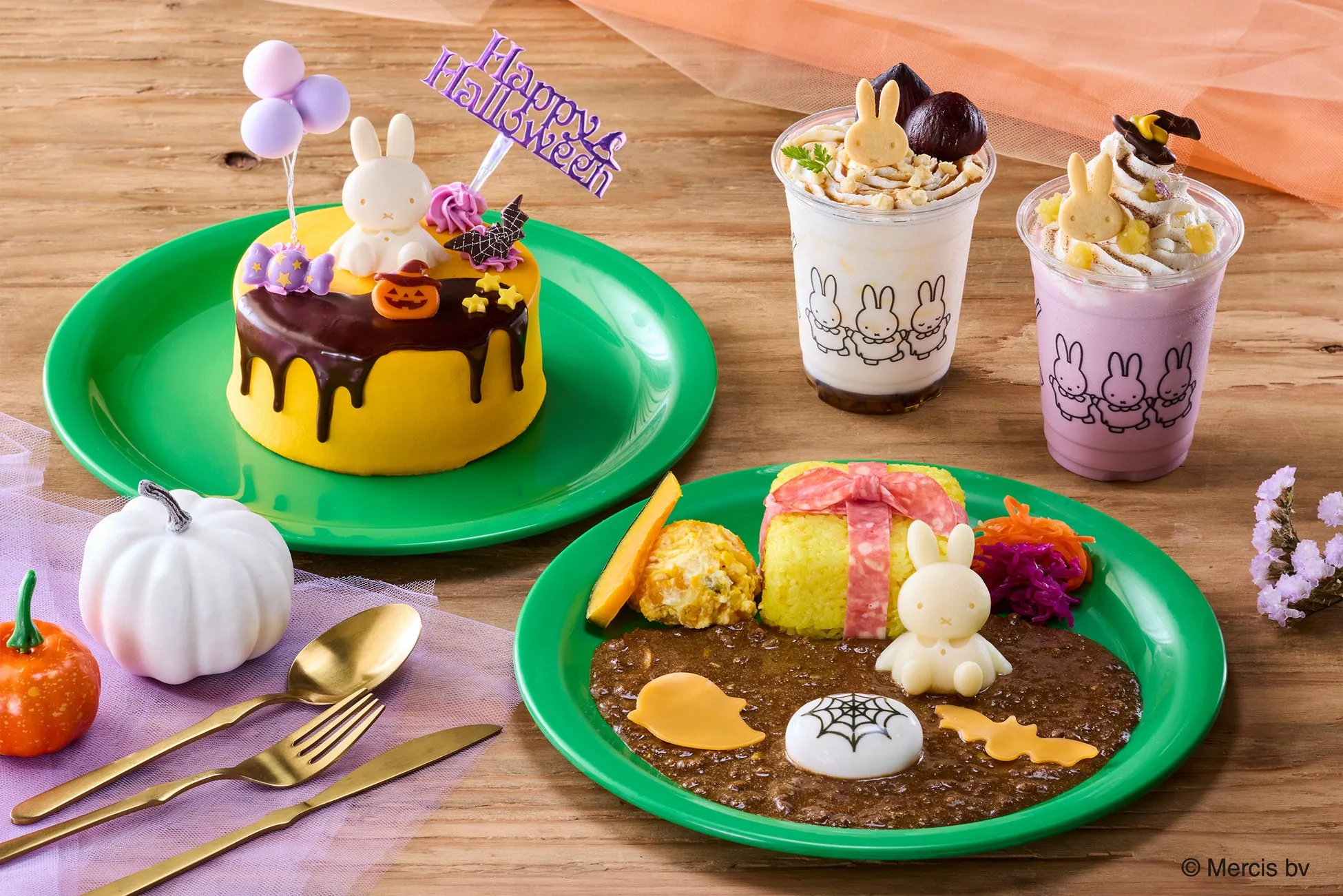 ミッフィーモチーフのハロウィンケーキとドリンク、カレーライス