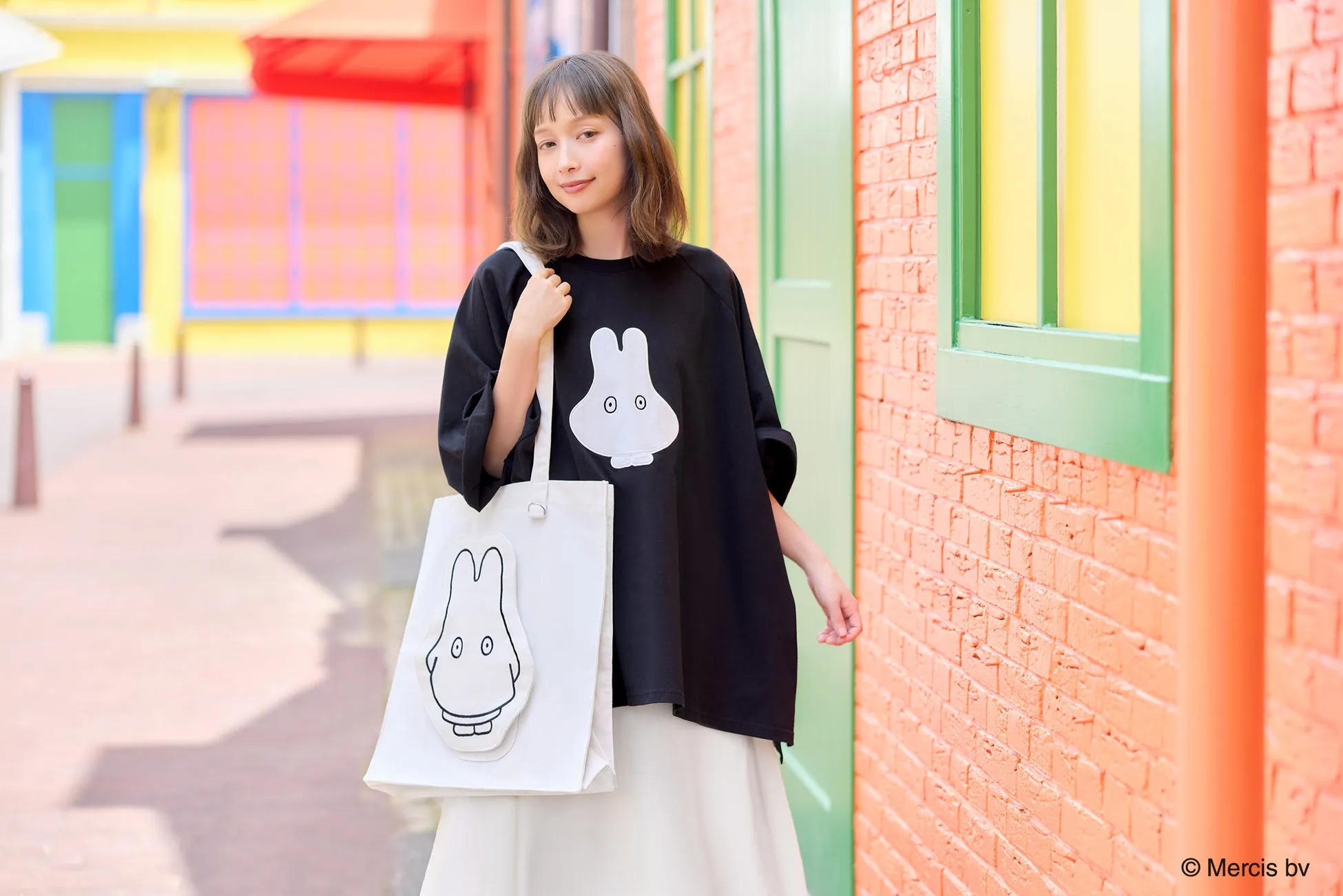 新キャラクターデザインのTシャツとバッグ