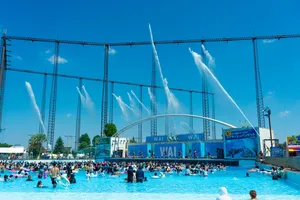 よみうりランド「プールWAI」今夏はリポビタンDがジャック！2...