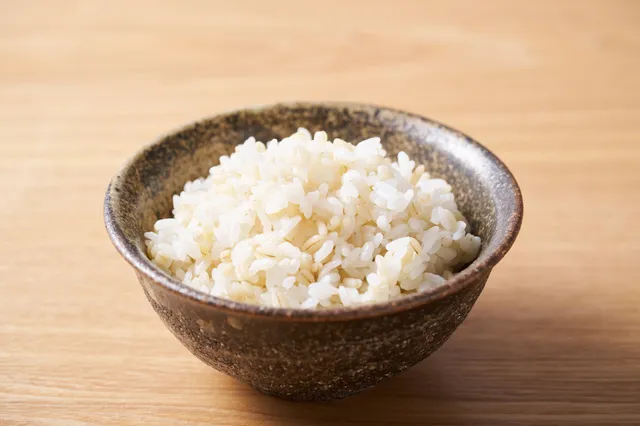 陶器の器に盛られた白ご飯
