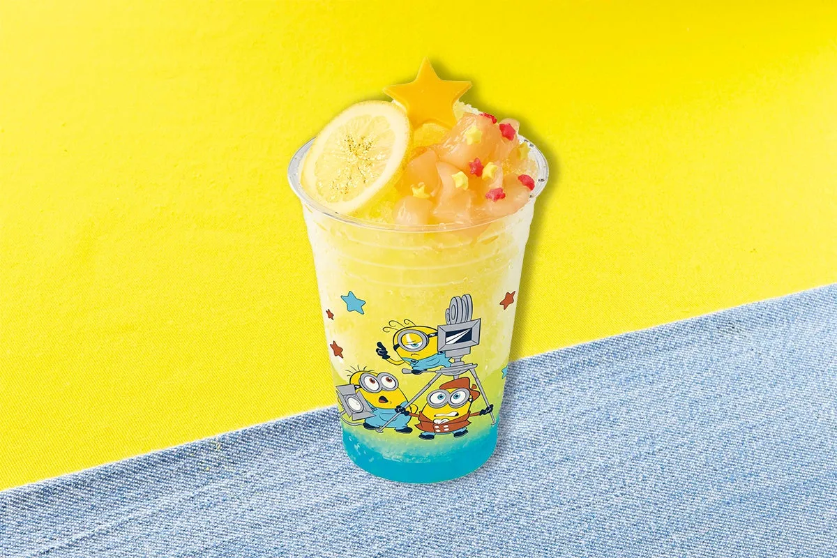 ミニオンデザインのカップに入った夏祭りのドリンク