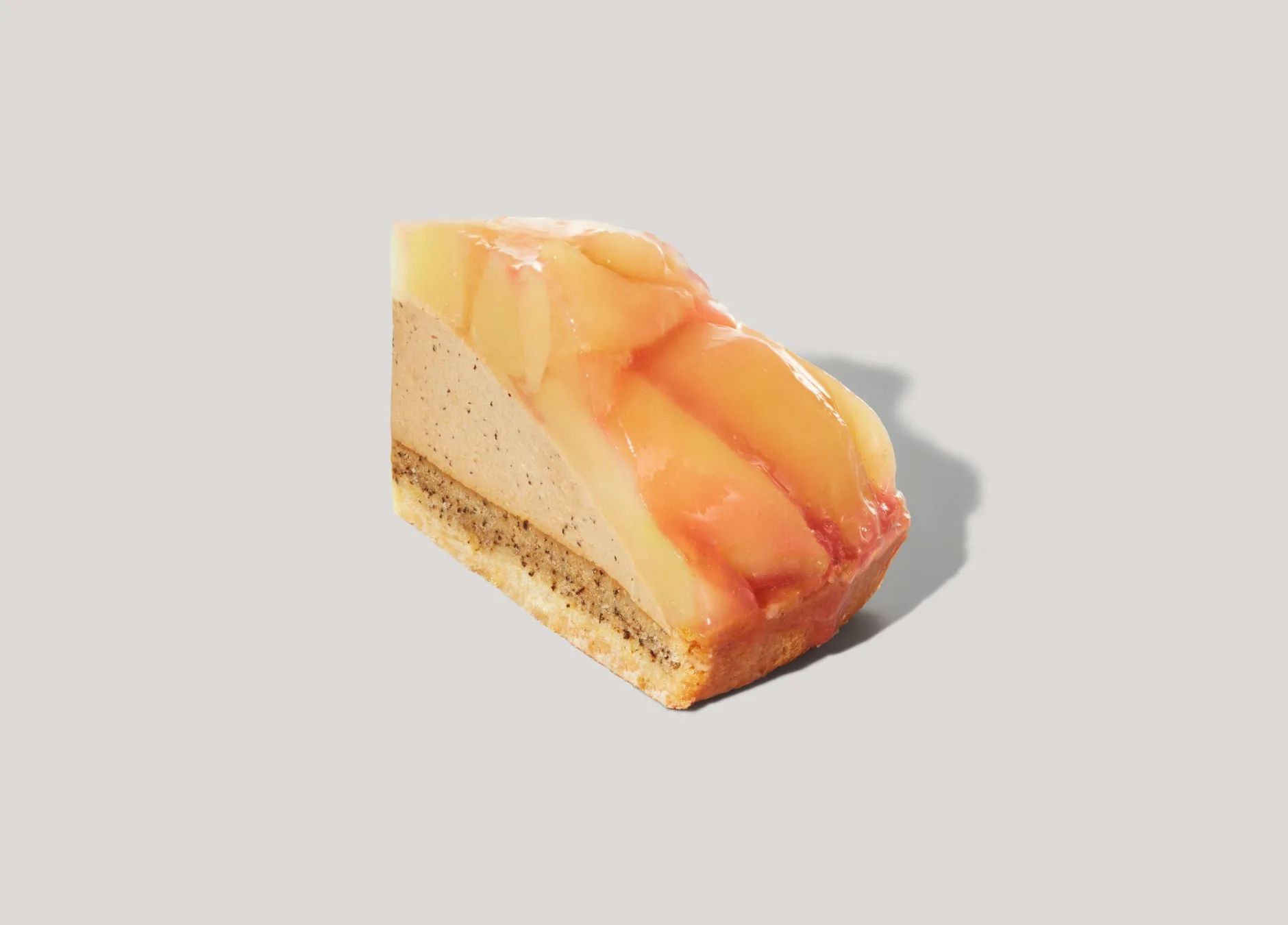 桃のスライスが乗ったケーキの断面