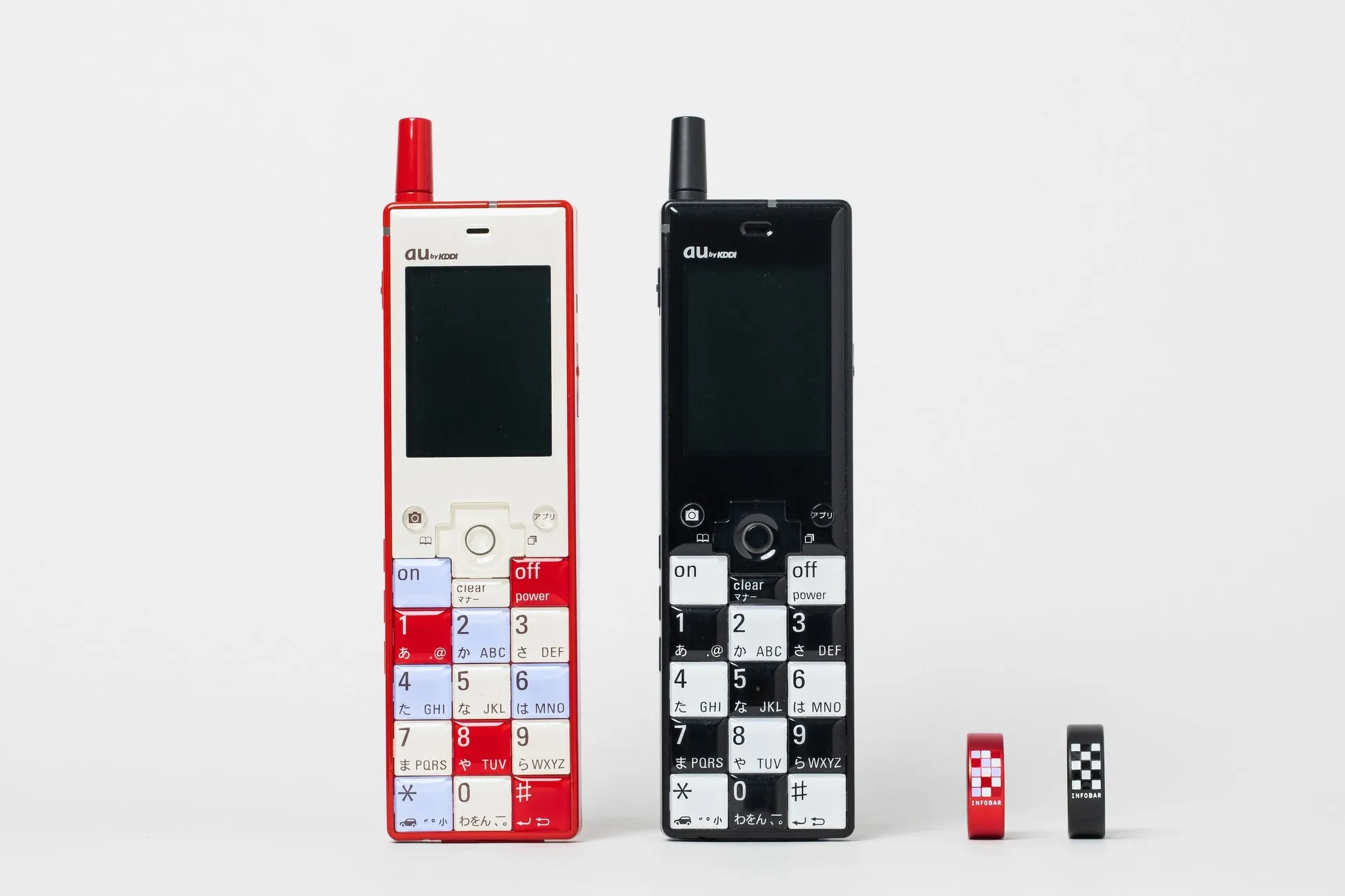 左から INFOBAR（2003年・カラー：NISHIKIGOI・ICHIMATSU）とスマートリカバリーリング（カラー：INFOBAR NISHIKIGOI・INFOBAR ICHIMATSU）の画像