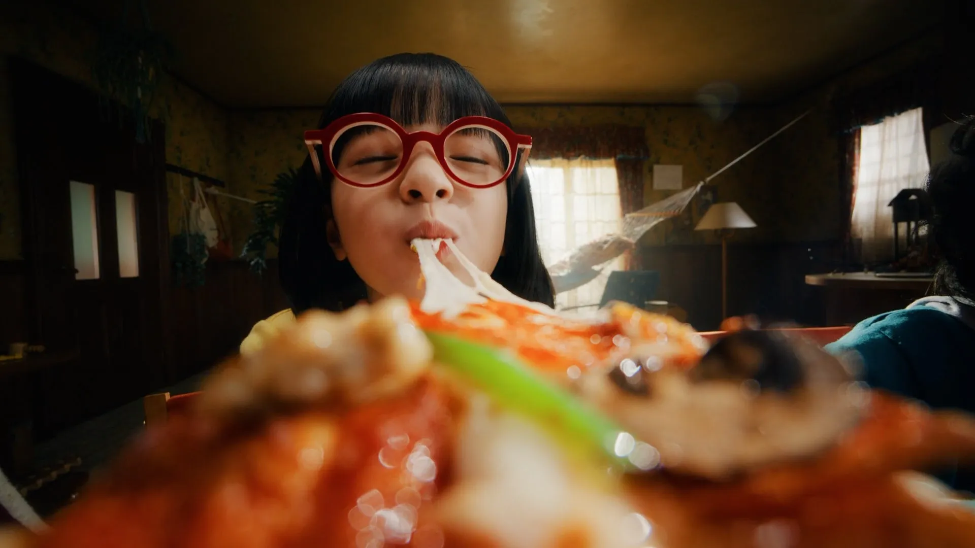 ピザを食べる女性と伸びるチーズ