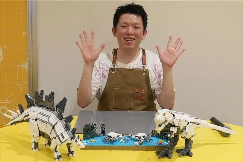 レゴランドで恐竜のレゴ模型と笑顔の人物