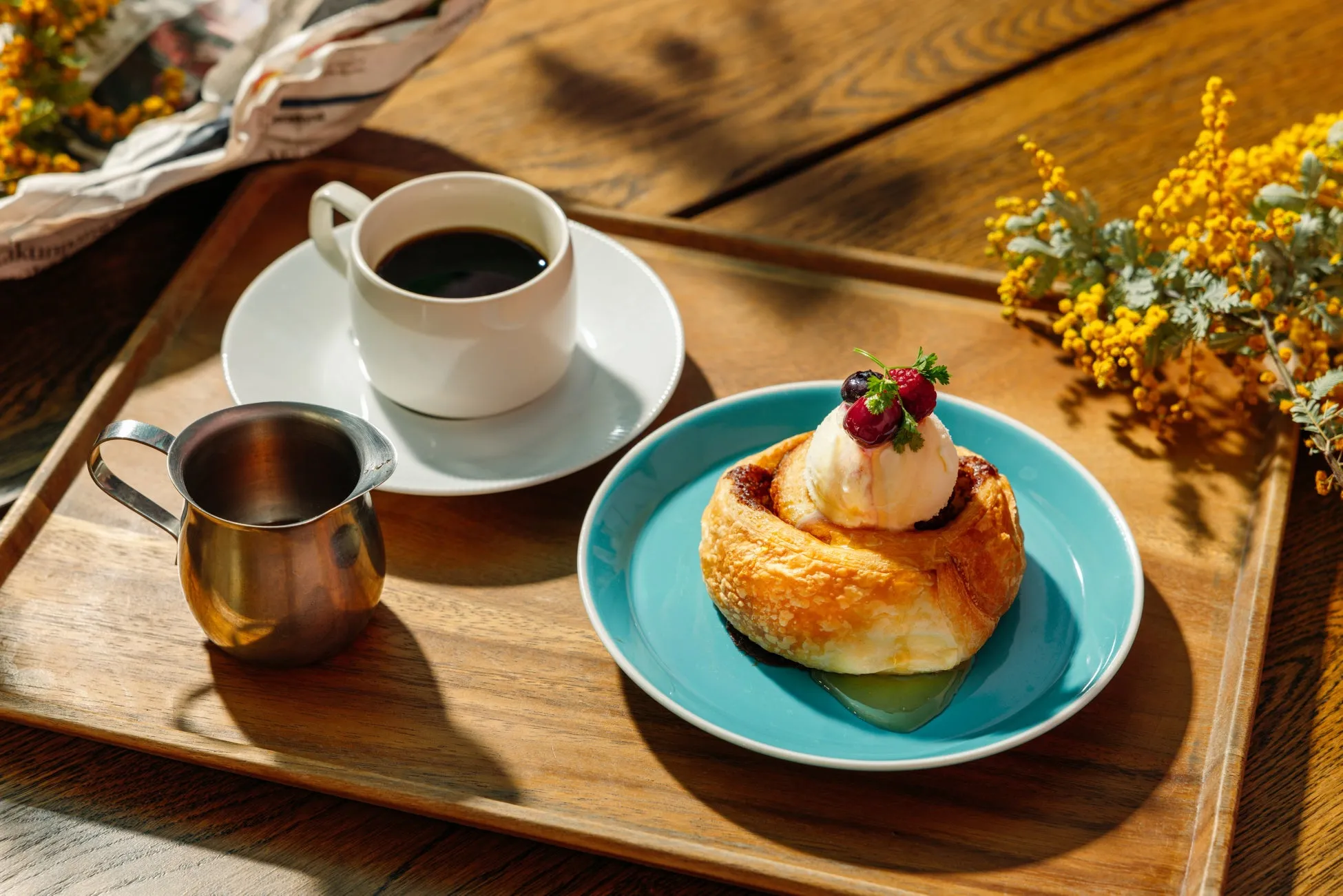デザートセットとコーヒーが乗ったトレイ