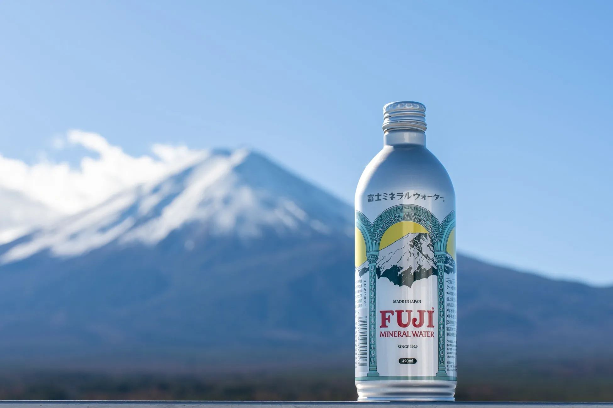 富士山を背景にした限定ボトルのフジミネラルウォーター