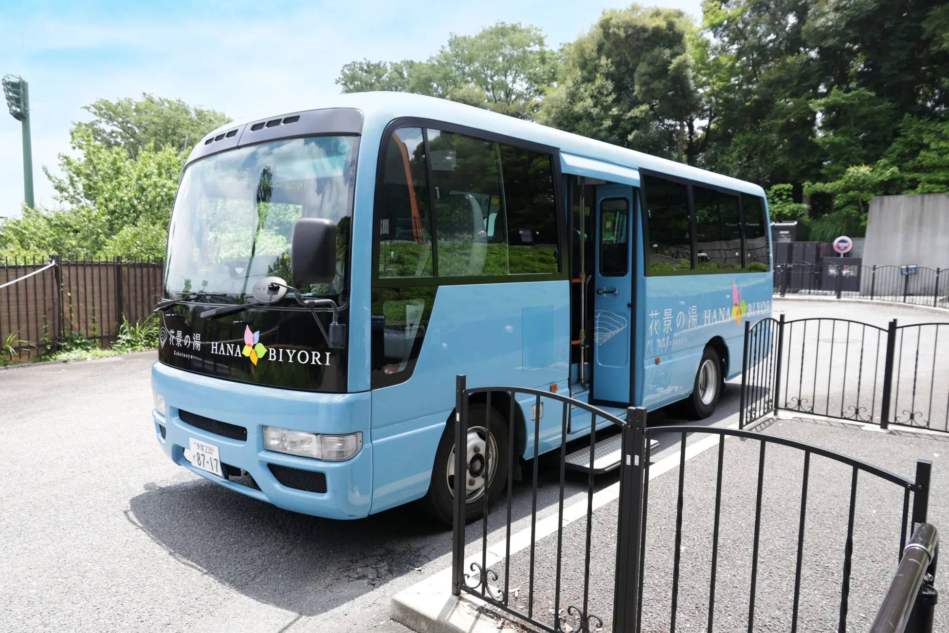 HANA・BIYORIのライトブルーのシャトルバス