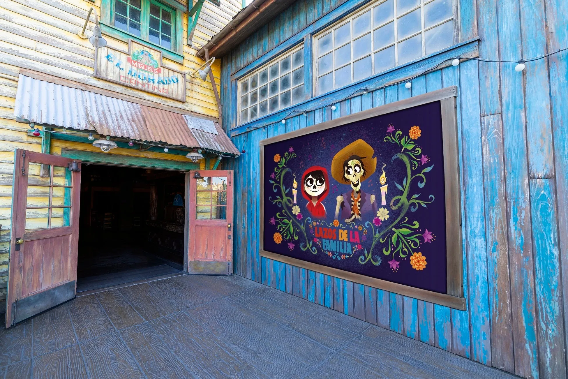 カラフルな壁画がある東京ディズニーリゾートの建物の入口