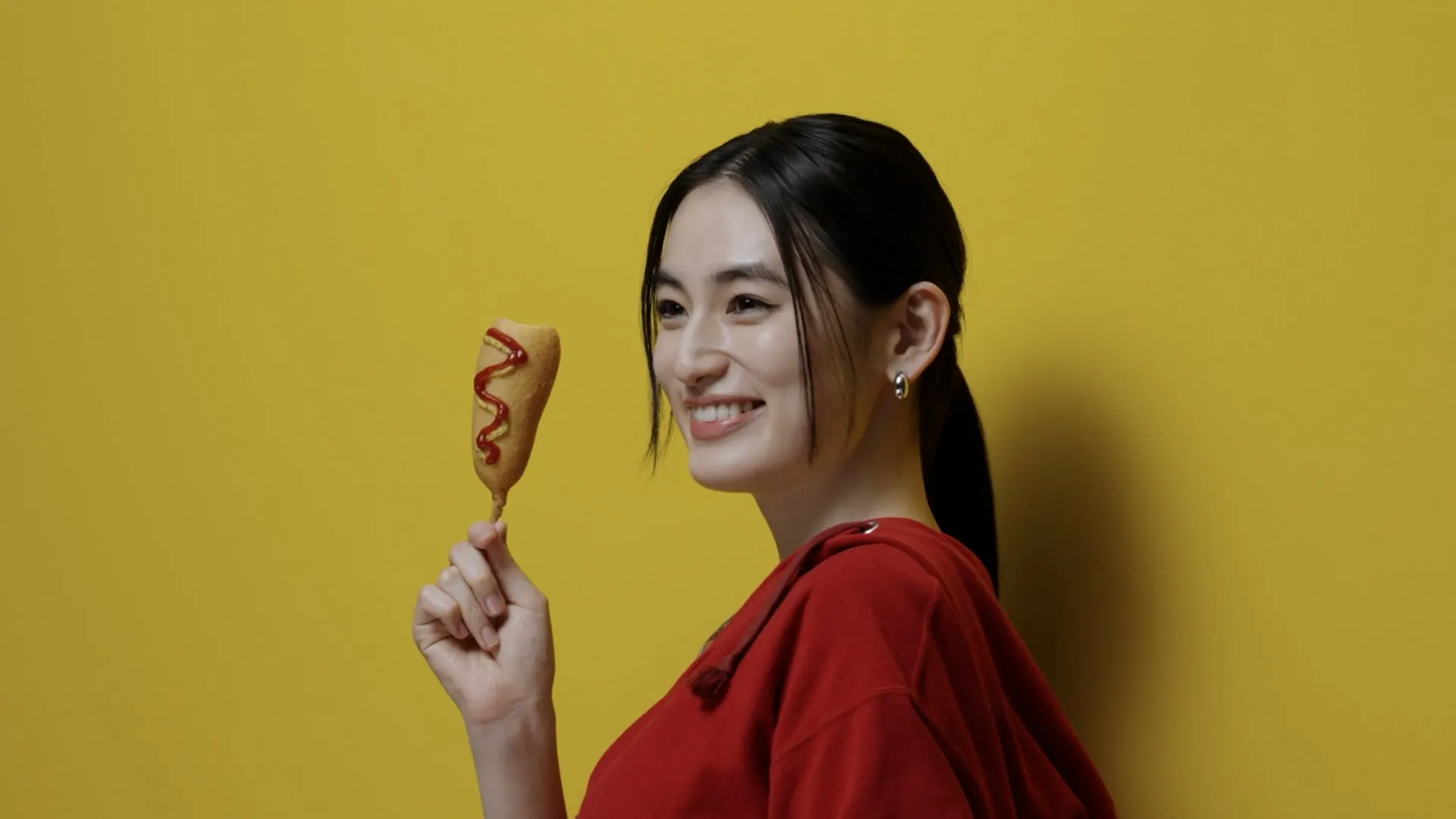 八木莉可子さん、ホットスナックを持つ姿