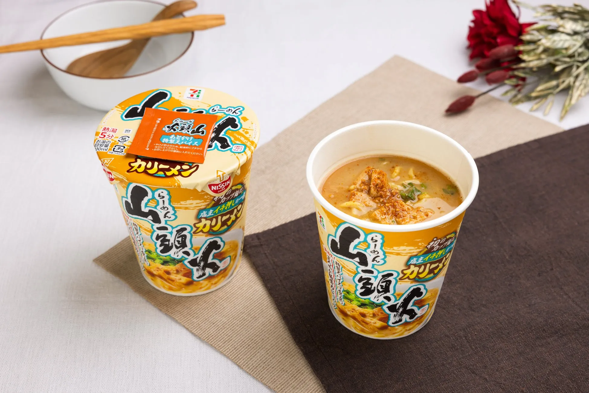らーめん山頭火カリーメンのカップと調理後のスープ