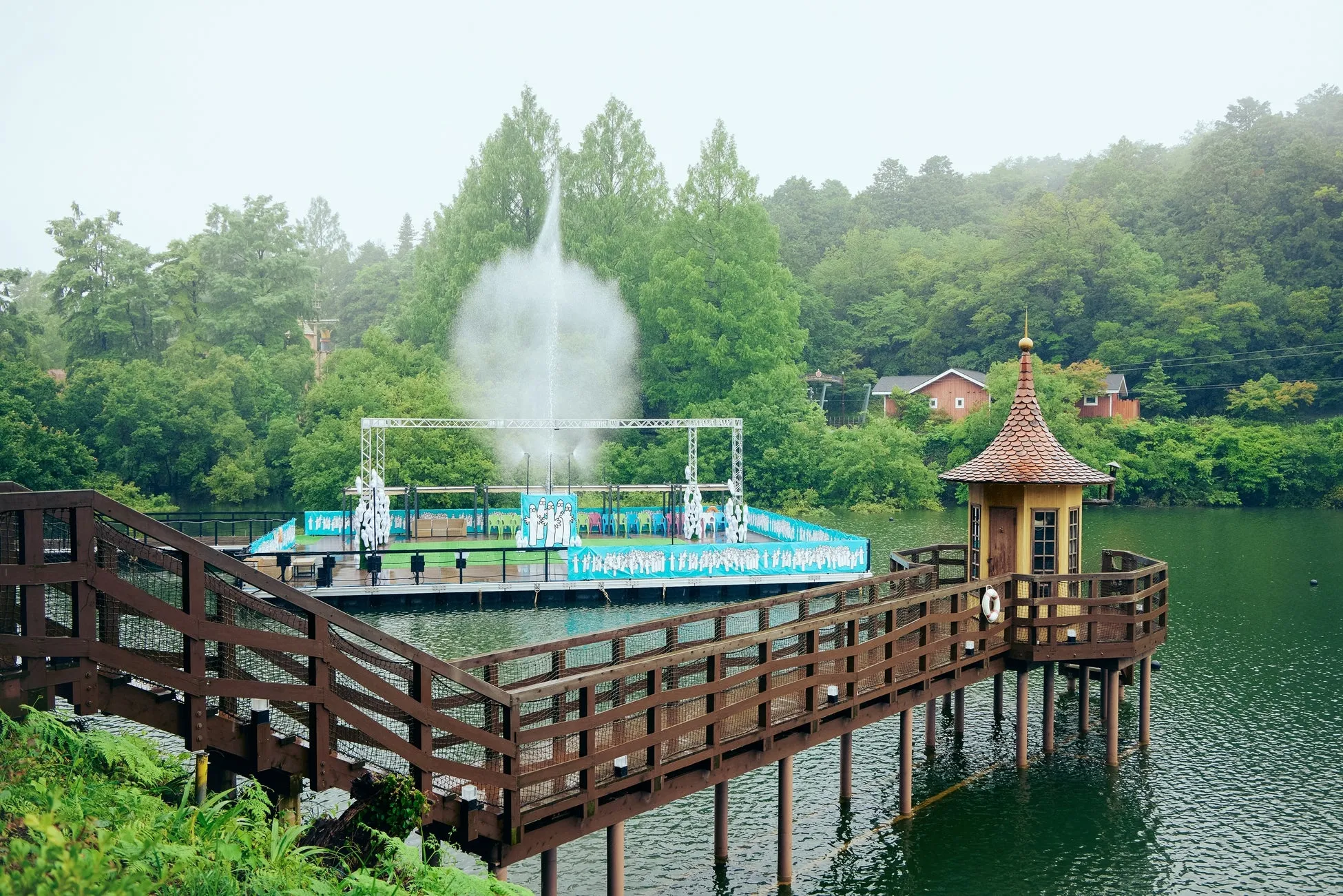 ムーミンバレーパークの水上ステージと水しぶき