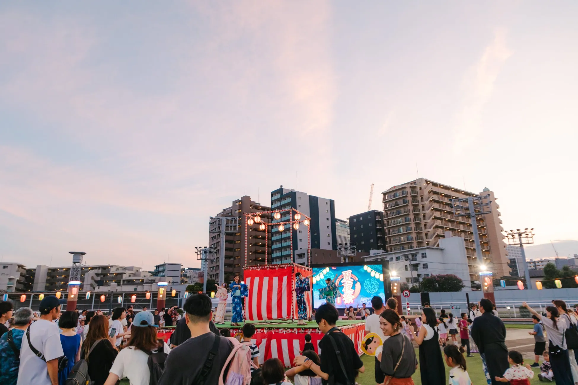 川崎競馬場の夏夜祭での盆踊りの様子