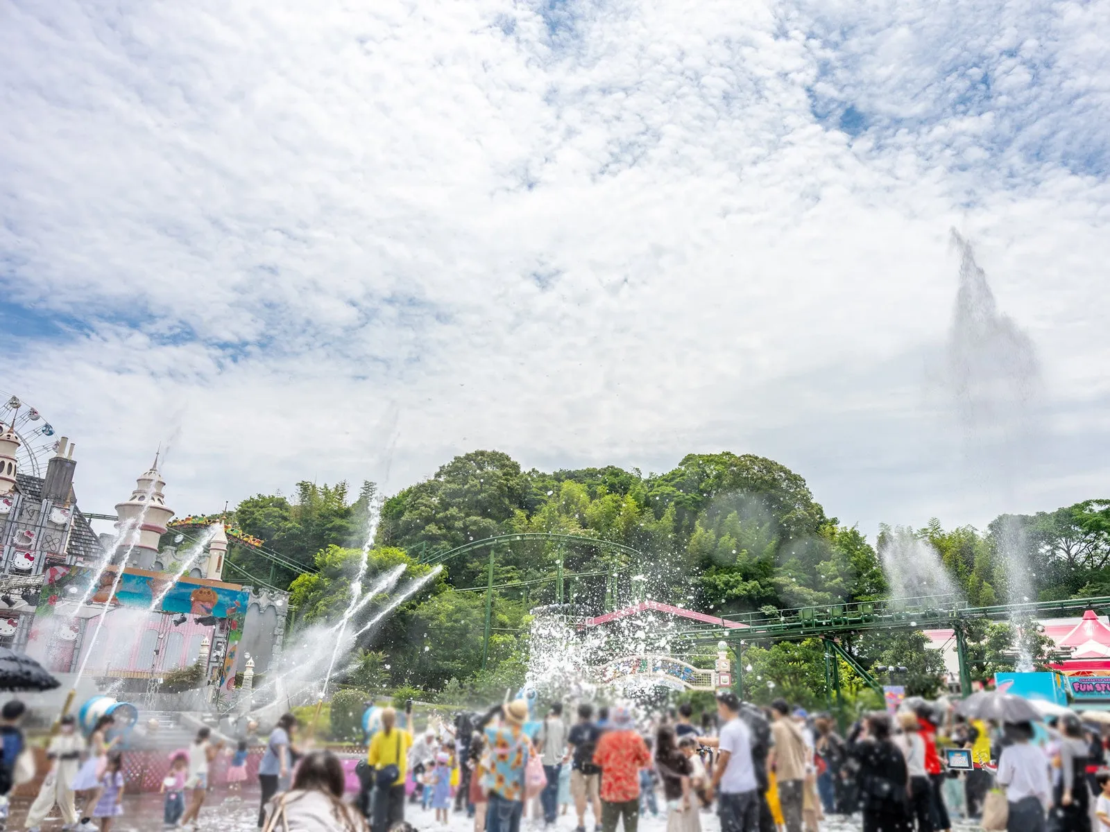 ハーモニーランドの夏イベントでスプラッシュと来園者